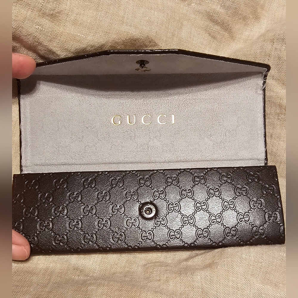 Authentic Gucci Brown Embossed GG Trifold Sunglasses Case NWOT - Picture 4 of 11